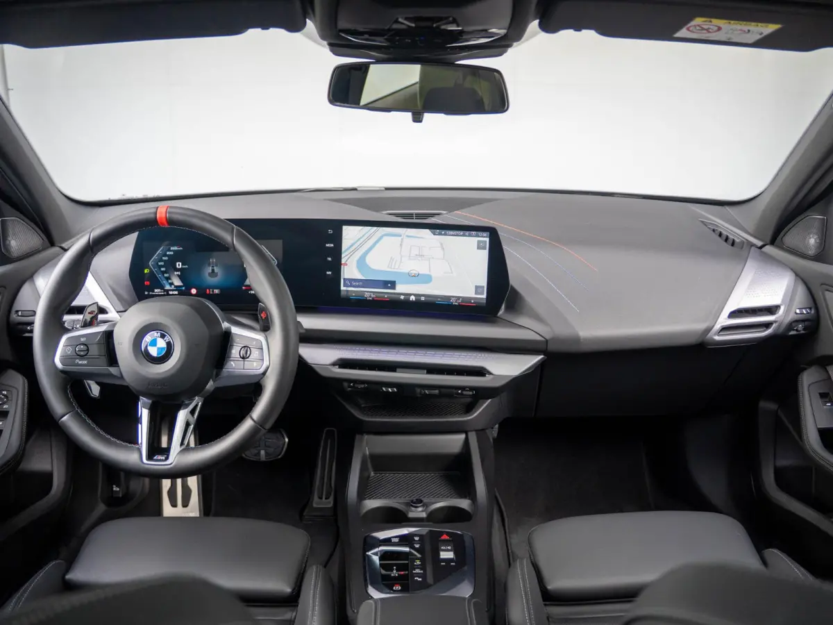 M135 xDrive | Harman-Kardon | Panoramadak | Stoelverwarming | Achteruitrijcamera | 19''