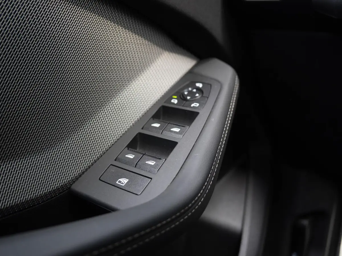 M135 xDrive | Harman-Kardon | Panoramadak | Stoelverwarming | Achteruitrijcamera | 19''