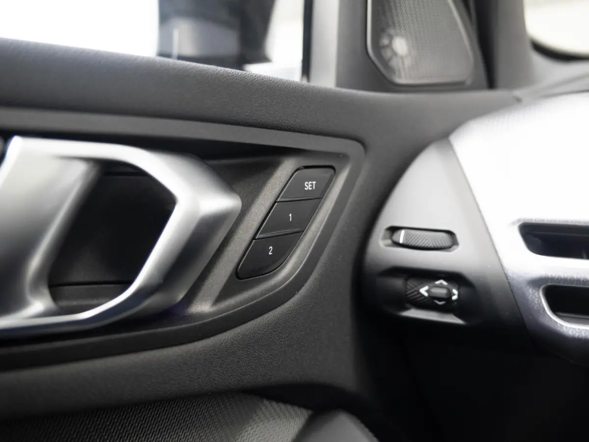 M135 xDrive | Harman-Kardon | Panoramadak | Stoelverwarming | Achteruitrijcamera | 19''