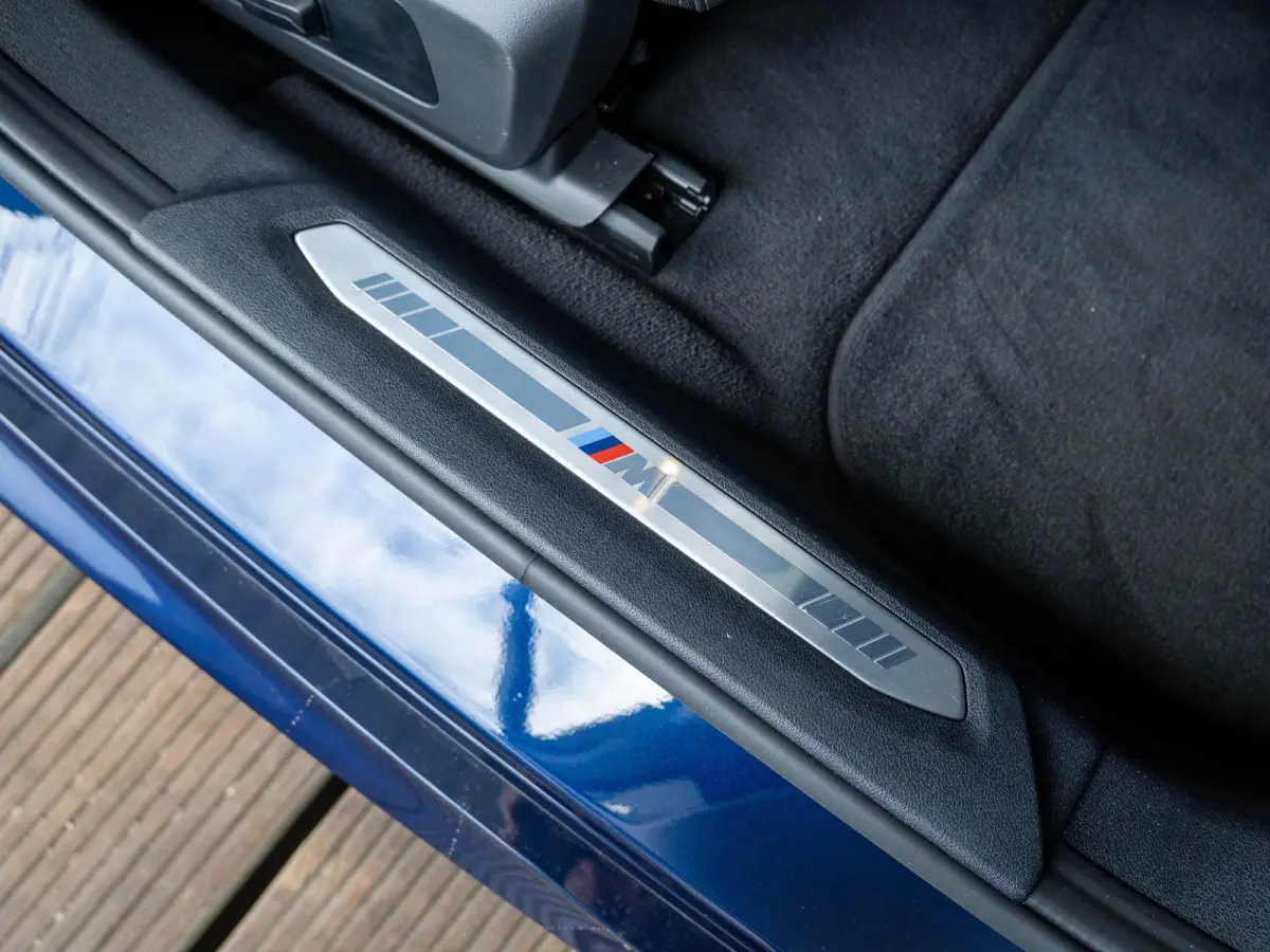 M135 xDrive | Harman-Kardon | Panoramadak | Stoelverwarming | Achteruitrijcamera | 19''
