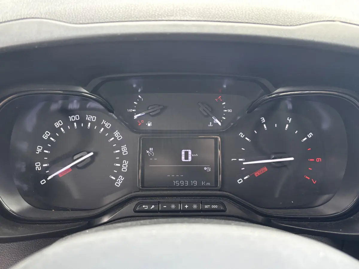1.5 BlueHDI Club XL L2 | Apple Carplay | Navi | Cruise | Airco
