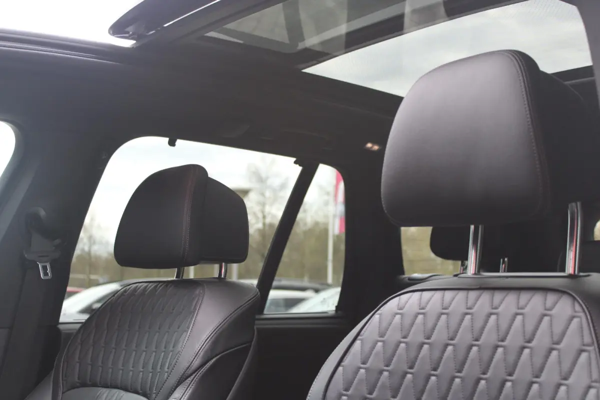 xDrive50e 490PK M-SPORT LAUNCH EDITION | PANORAMA SCHUIF/KANTEL DAK "SKY LOUNGE" | COMFORT STOELEN ELEKTRISCH VERSTELBAAR MET GEHEUGENFUNCTIE EN VERWARMBAAR VOOR EN ACHTER | LEDEREN BEKLEDIN