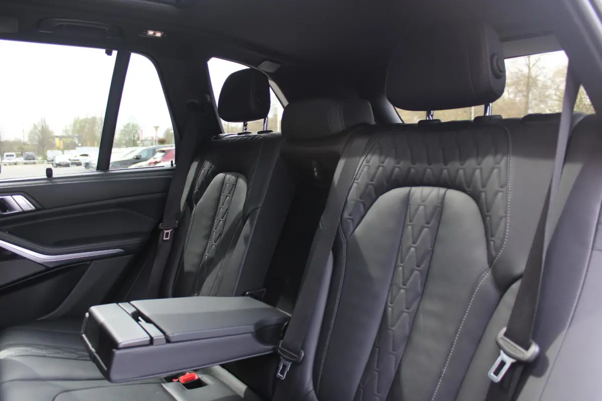 xDrive50e 490PK M-SPORT LAUNCH EDITION | PANORAMA SCHUIF/KANTEL DAK "SKY LOUNGE" | COMFORT STOELEN ELEKTRISCH VERSTELBAAR MET GEHEUGENFUNCTIE EN VERWARMBAAR VOOR EN ACHTER | LEDEREN BEKLEDIN