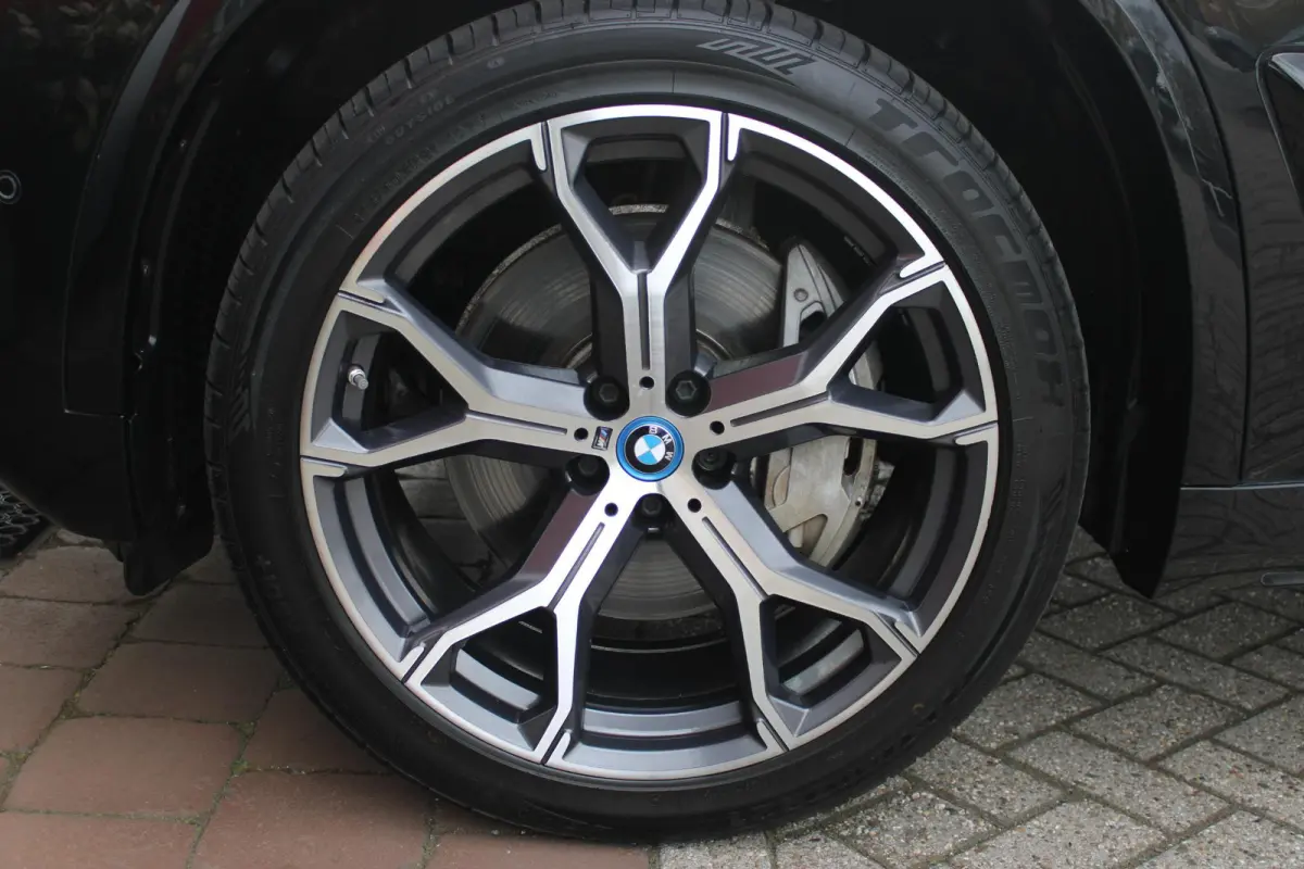 xDrive50e 490PK M-SPORT LAUNCH EDITION | PANORAMA SCHUIF/KANTEL DAK "SKY LOUNGE" | COMFORT STOELEN ELEKTRISCH VERSTELBAAR MET GEHEUGENFUNCTIE EN VERWARMBAAR VOOR EN ACHTER | LEDEREN BEKLEDIN