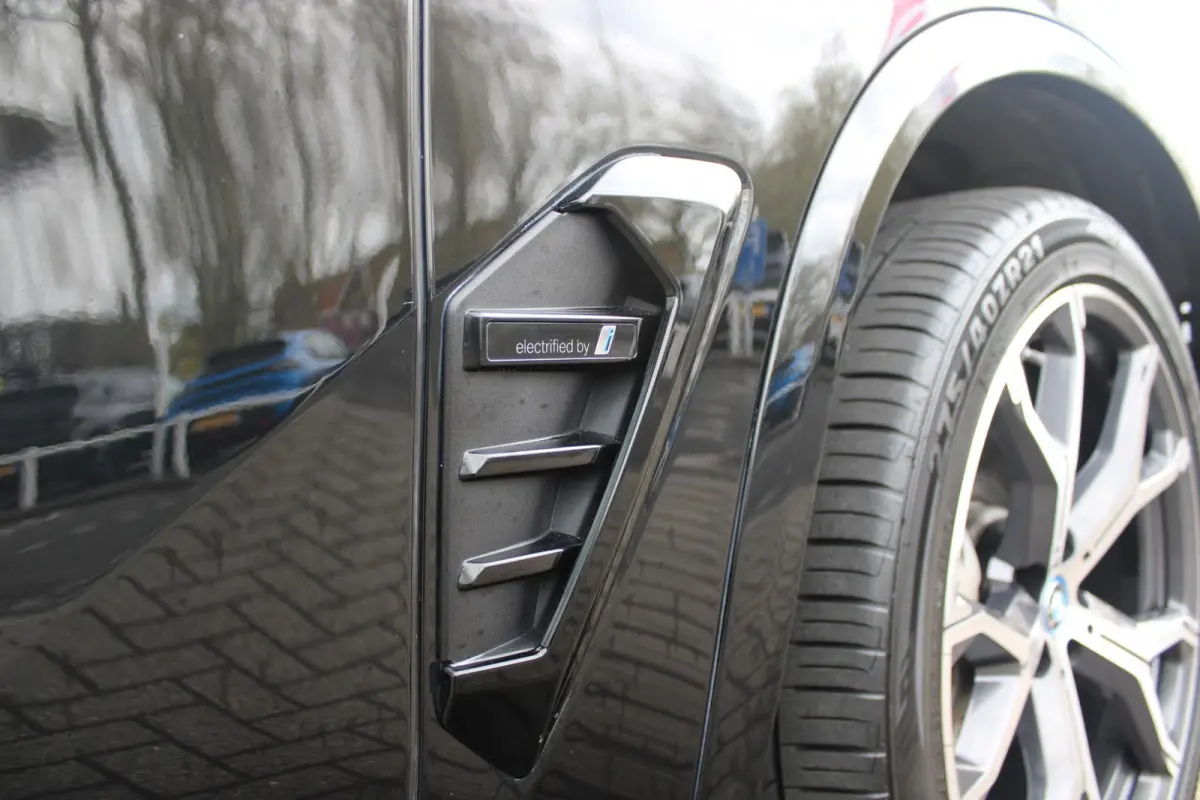 xDrive50e 490PK M-SPORT LAUNCH EDITION | PANORAMA SCHUIF/KANTEL DAK "SKY LOUNGE" | COMFORT STOELEN ELEKTRISCH VERSTELBAAR MET GEHEUGENFUNCTIE EN VERWARMBAAR VOOR EN ACHTER | LEDEREN BEKLEDIN