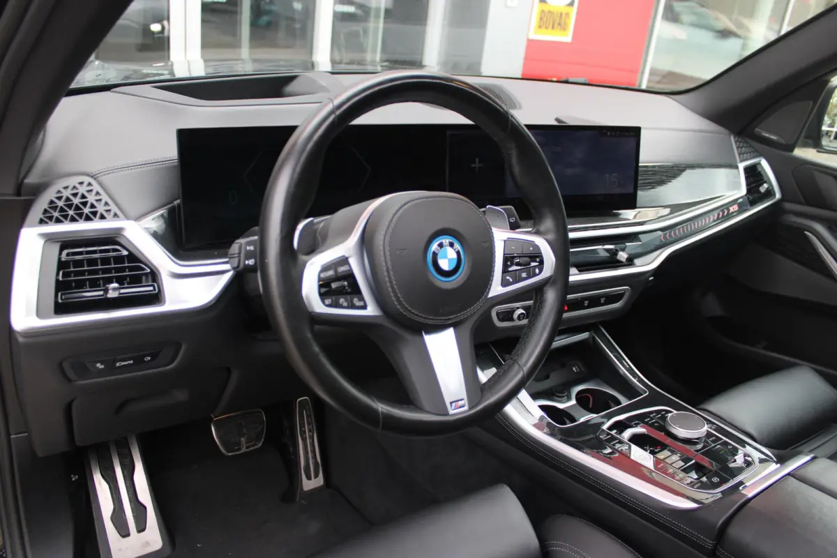xDrive50e 490PK M-SPORT LAUNCH EDITION | PANORAMA SCHUIF/KANTEL DAK "SKY LOUNGE" | COMFORT STOELEN ELEKTRISCH VERSTELBAAR MET GEHEUGENFUNCTIE EN VERWARMBAAR VOOR EN ACHTER | LEDEREN BEKLEDIN