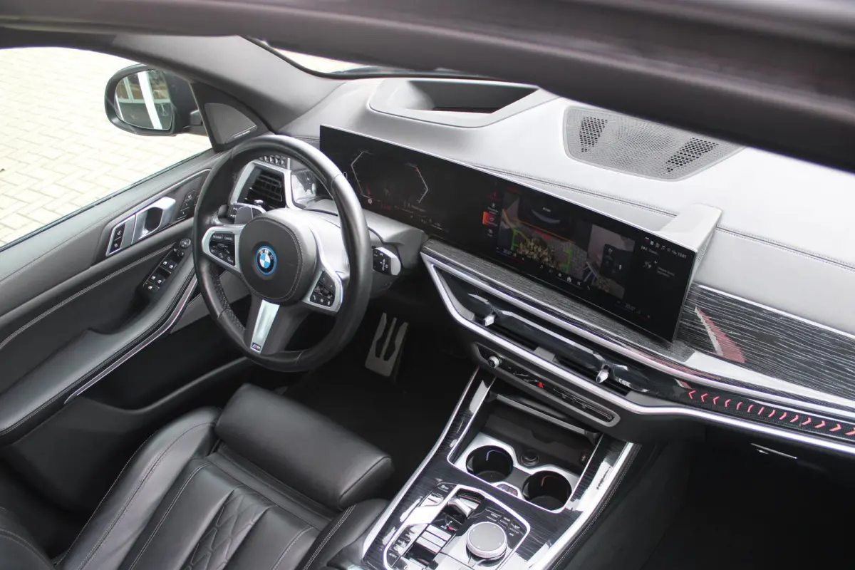 xDrive50e 490PK M-SPORT LAUNCH EDITION | PANORAMA SCHUIF/KANTEL DAK "SKY LOUNGE" | COMFORT STOELEN ELEKTRISCH VERSTELBAAR MET GEHEUGENFUNCTIE EN VERWARMBAAR VOOR EN ACHTER | LEDEREN BEKLEDIN