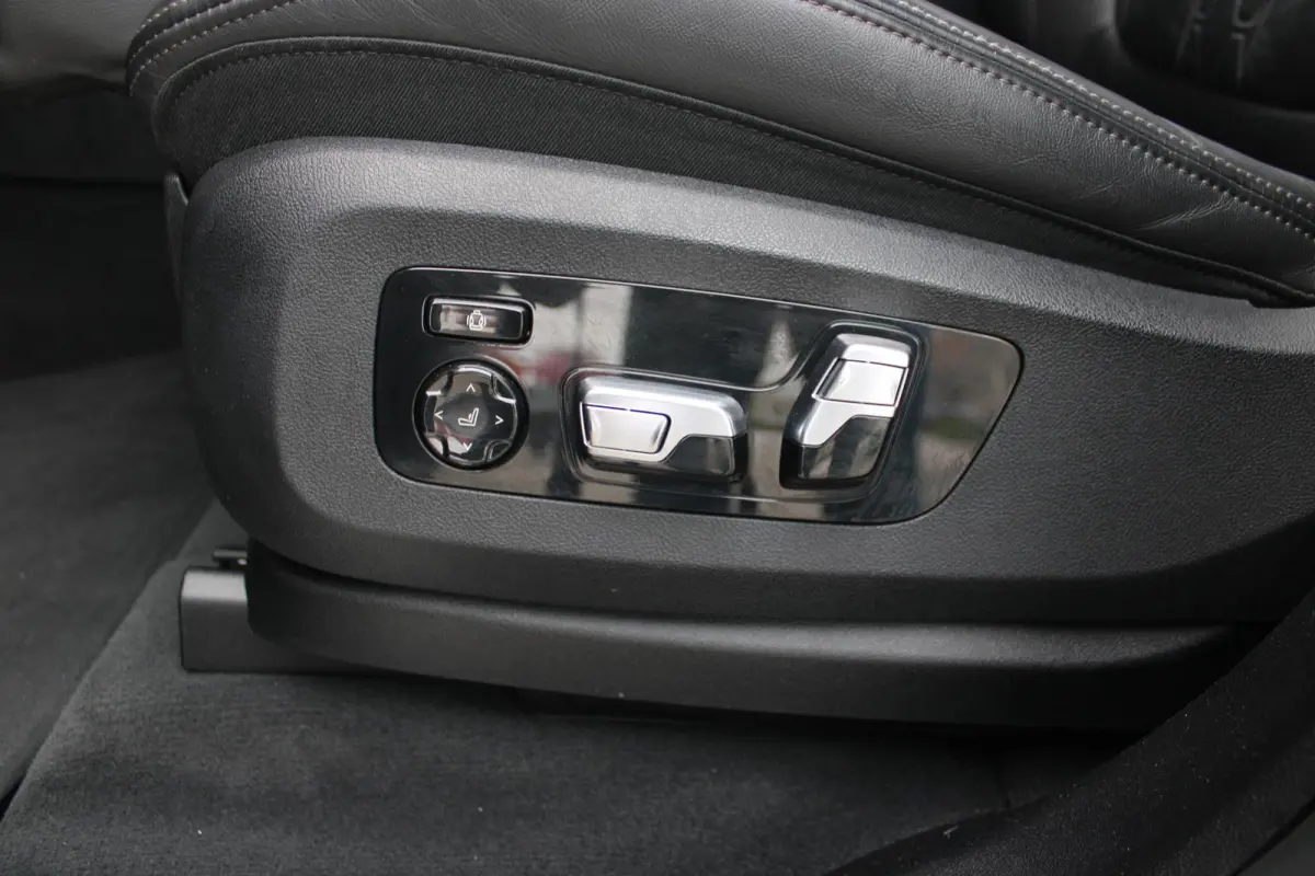 xDrive50e 490PK M-SPORT LAUNCH EDITION | PANORAMA SCHUIF/KANTEL DAK "SKY LOUNGE" | COMFORT STOELEN ELEKTRISCH VERSTELBAAR MET GEHEUGENFUNCTIE EN VERWARMBAAR VOOR EN ACHTER | LEDEREN BEKLEDIN