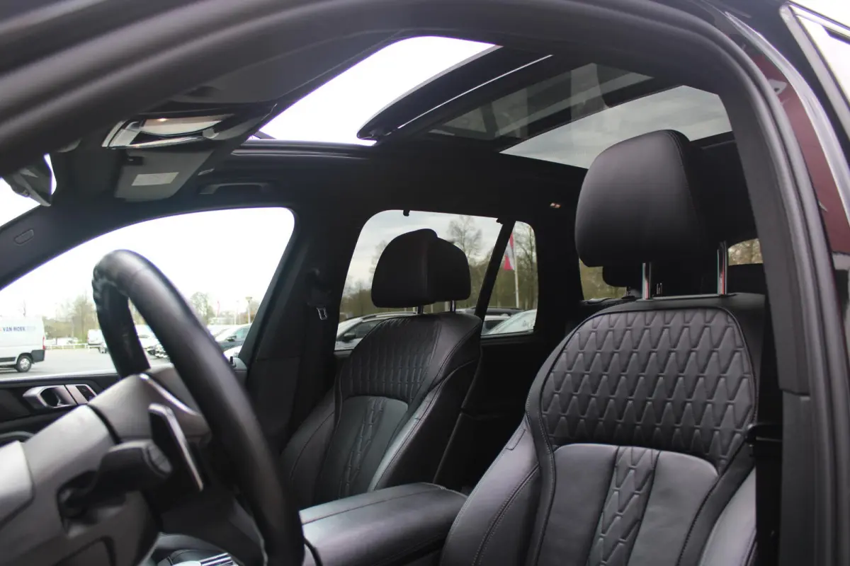 xDrive50e 490PK M-SPORT LAUNCH EDITION | PANORAMA SCHUIF/KANTEL DAK "SKY LOUNGE" | COMFORT STOELEN ELEKTRISCH VERSTELBAAR MET GEHEUGENFUNCTIE EN VERWARMBAAR VOOR EN ACHTER | LEDEREN BEKLEDIN