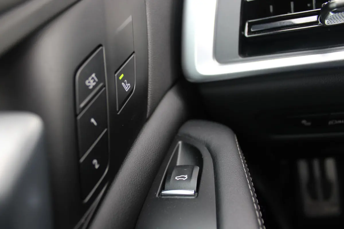 xDrive50e 490PK M-SPORT LAUNCH EDITION | PANORAMA SCHUIF/KANTEL DAK "SKY LOUNGE" | COMFORT STOELEN ELEKTRISCH VERSTELBAAR MET GEHEUGENFUNCTIE EN VERWARMBAAR VOOR EN ACHTER | LEDEREN BEKLEDIN