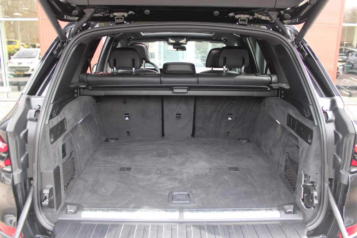 xDrive50e 490PK M-SPORT LAUNCH EDITION | PANORAMA SCHUIF/KANTEL DAK "SKY LOUNGE" | COMFORT STOELEN ELEKTRISCH VERSTELBAAR MET GEHEUGENFUNCTIE EN VERWARMBAAR VOOR EN ACHTER | LEDEREN BEKLEDIN
