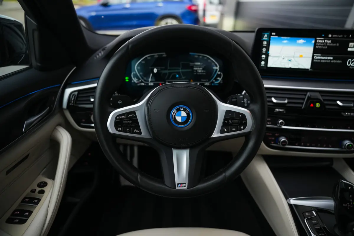 530e 293 pk Business Edition Plus M-Sportpakket / NL-Auto/ Laser-Koplamp/ Pano-Dak/ 89%SOH/ Leder/ Sport-Stoelen/ Stoel.Verw/ Camera/ Apple-Carplay/ 19''LMV