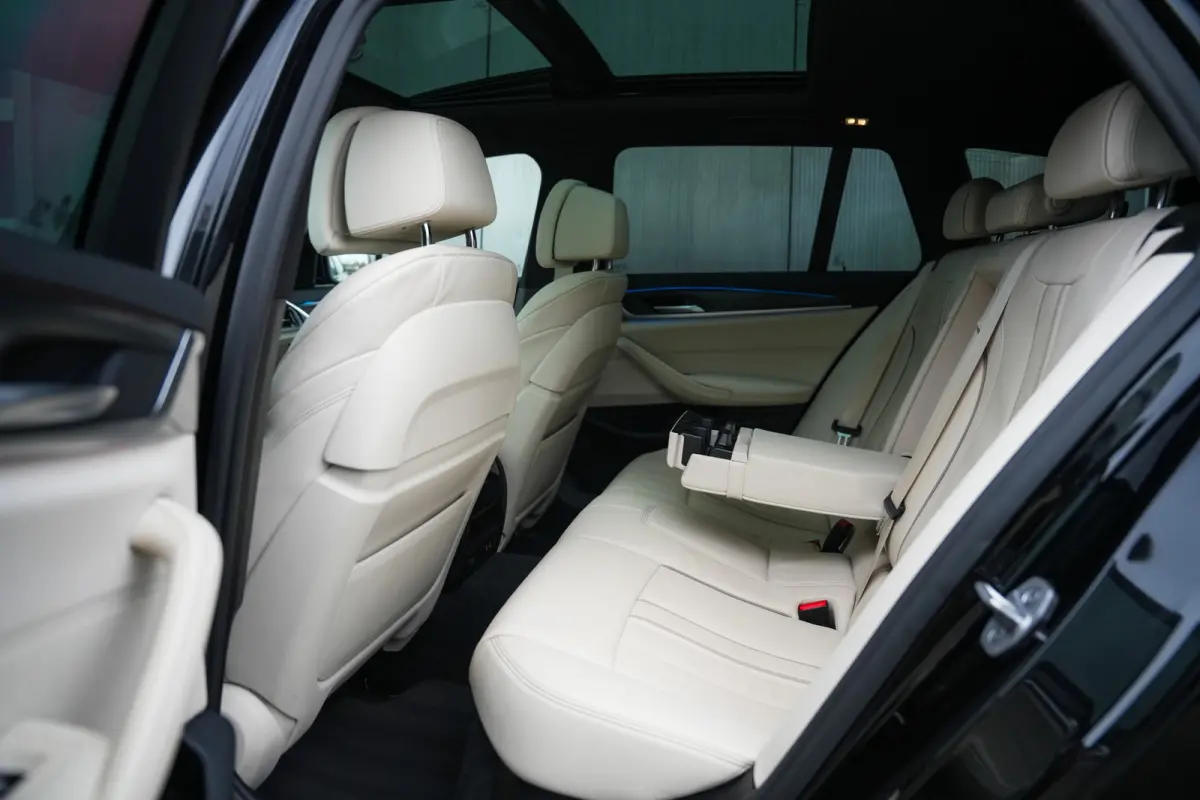 530e 293 pk Business Edition Plus M-Sportpakket / NL-Auto/ Laser-Koplamp/ Pano-Dak/ 89%SOH/ Leder/ Sport-Stoelen/ Stoel.Verw/ Camera/ Apple-Carplay/ 19''LMV
