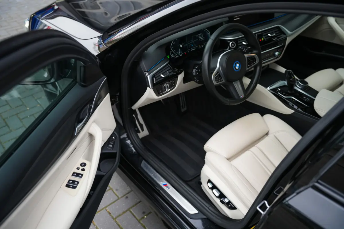 530e 293 pk Business Edition Plus M-Sportpakket / NL-Auto/ Laser-Koplamp/ Pano-Dak/ 89%SOH/ Leder/ Sport-Stoelen/ Stoel.Verw/ Camera/ Apple-Carplay/ 19''LMV