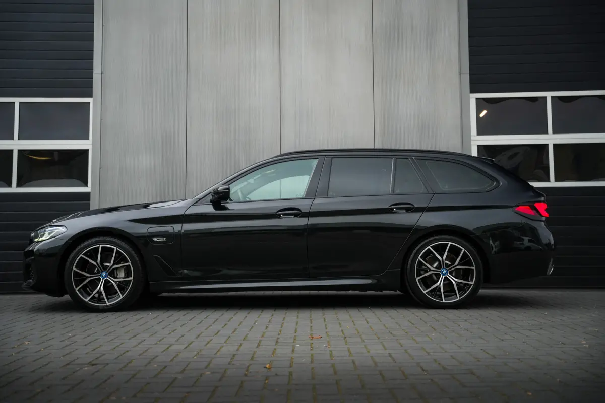 530e 293 pk Business Edition Plus M-Sportpakket / NL-Auto/ Laser-Koplamp/ Pano-Dak/ 89%SOH/ Leder/ Sport-Stoelen/ Stoel.Verw/ Camera/ Apple-Carplay/ 19''LMV