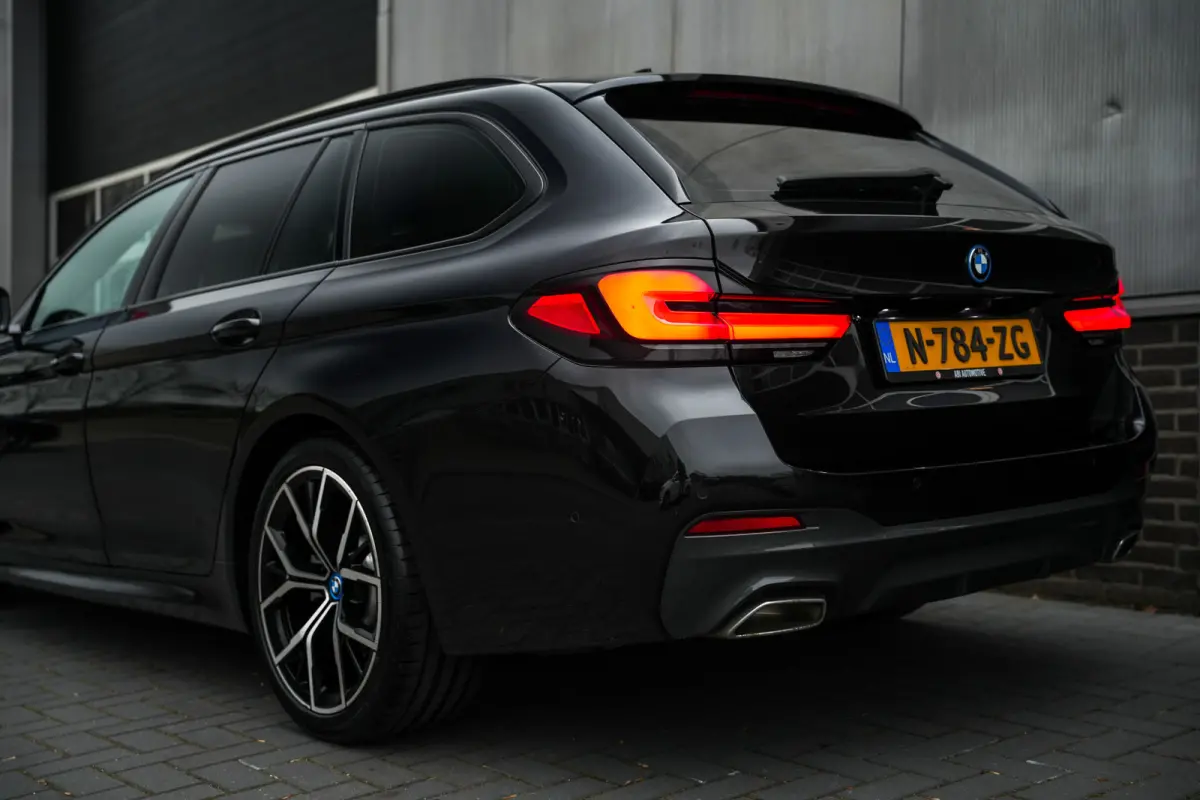 530e 293 pk Business Edition Plus M-Sportpakket / NL-Auto/ Laser-Koplamp/ Pano-Dak/ 89%SOH/ Leder/ Sport-Stoelen/ Stoel.Verw/ Camera/ Apple-Carplay/ 19''LMV