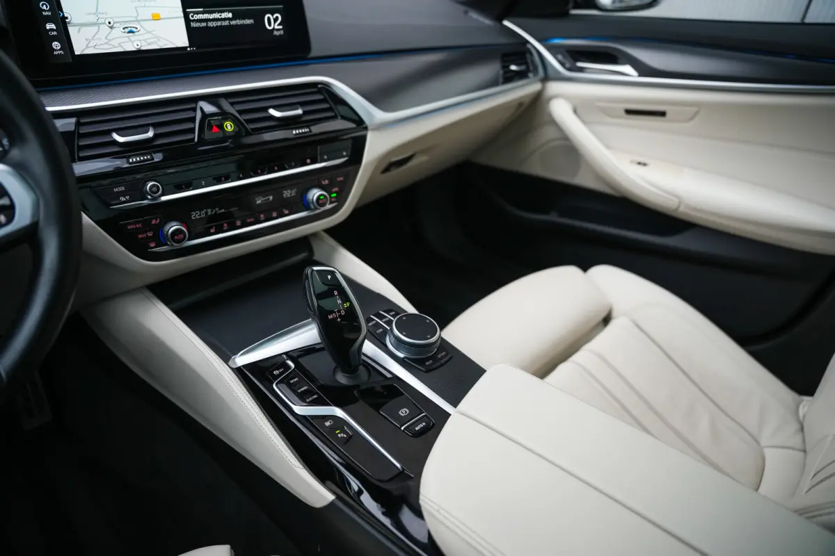 530e 293 pk Business Edition Plus M-Sportpakket / NL-Auto/ Laser-Koplamp/ Pano-Dak/ 89%SOH/ Leder/ Sport-Stoelen/ Stoel.Verw/ Camera/ Apple-Carplay/ 19''LMV
