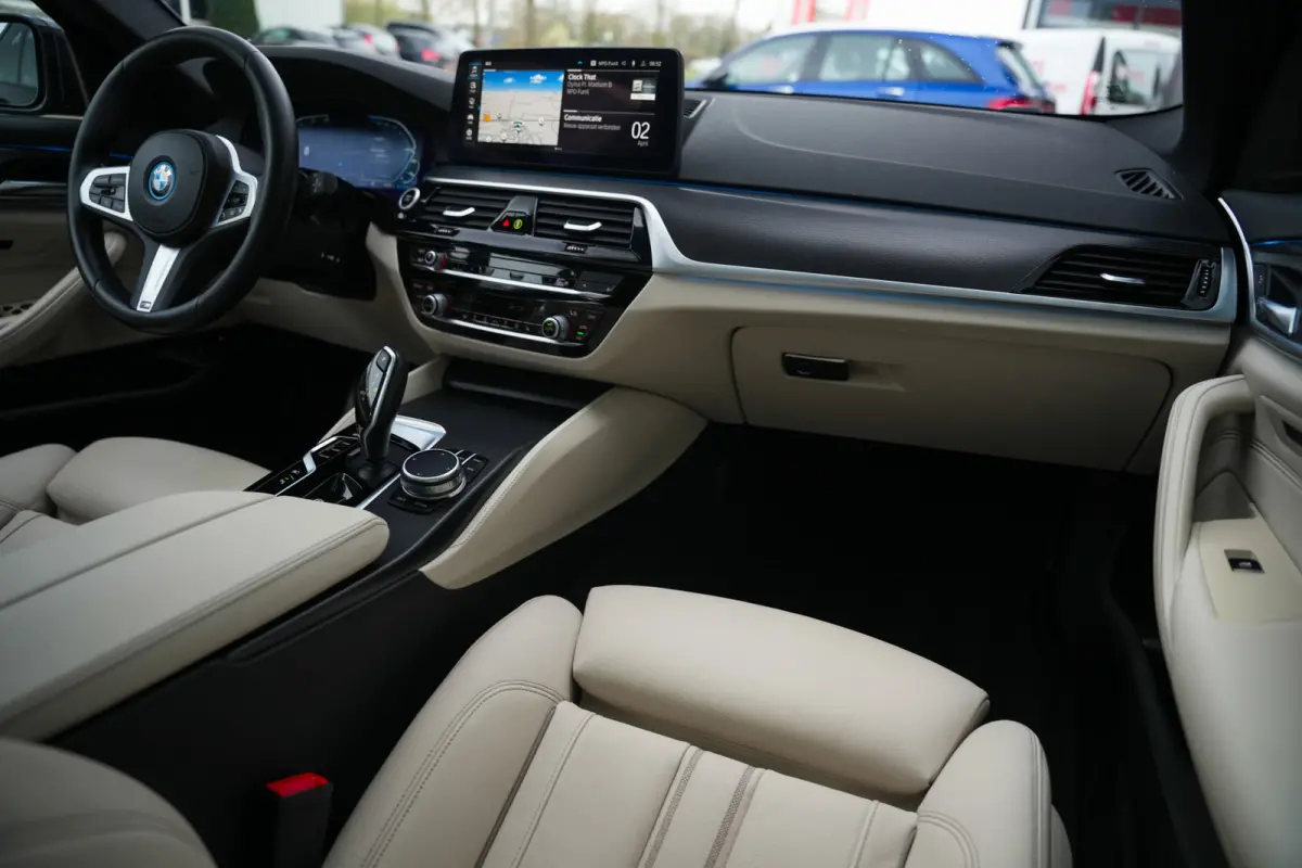 530e 293 pk Business Edition Plus M-Sportpakket / NL-Auto/ Laser-Koplamp/ Pano-Dak/ 89%SOH/ Leder/ Sport-Stoelen/ Stoel.Verw/ Camera/ Apple-Carplay/ 19''LMV