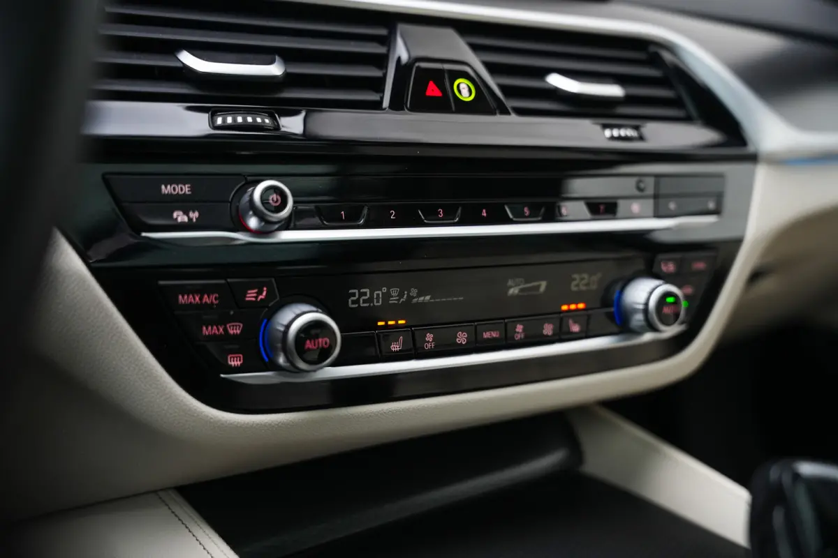530e 293 pk Business Edition Plus M-Sportpakket / NL-Auto/ Laser-Koplamp/ Pano-Dak/ 89%SOH/ Leder/ Sport-Stoelen/ Stoel.Verw/ Camera/ Apple-Carplay/ 19''LMV