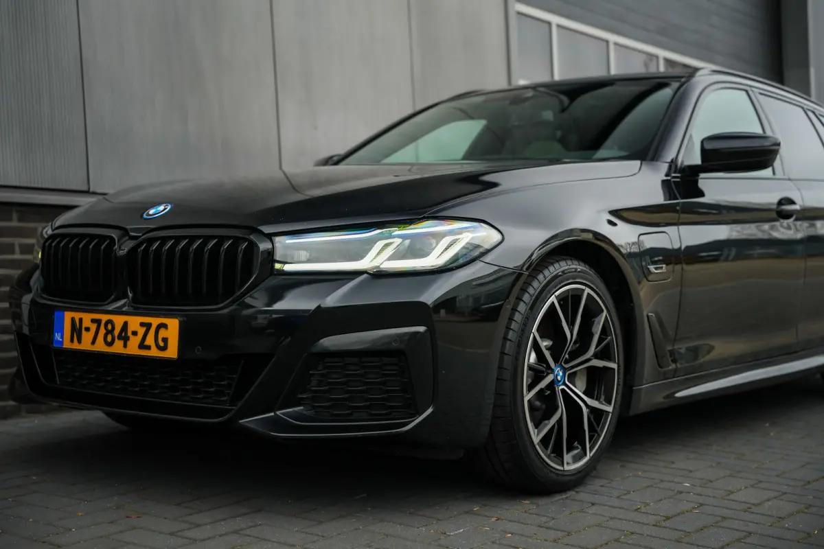 530e 293 pk Business Edition Plus M-Sportpakket / NL-Auto/ Laser-Koplamp/ Pano-Dak/ 89%SOH/ Leder/ Sport-Stoelen/ Stoel.Verw/ Camera/ Apple-Carplay/ 19''LMV