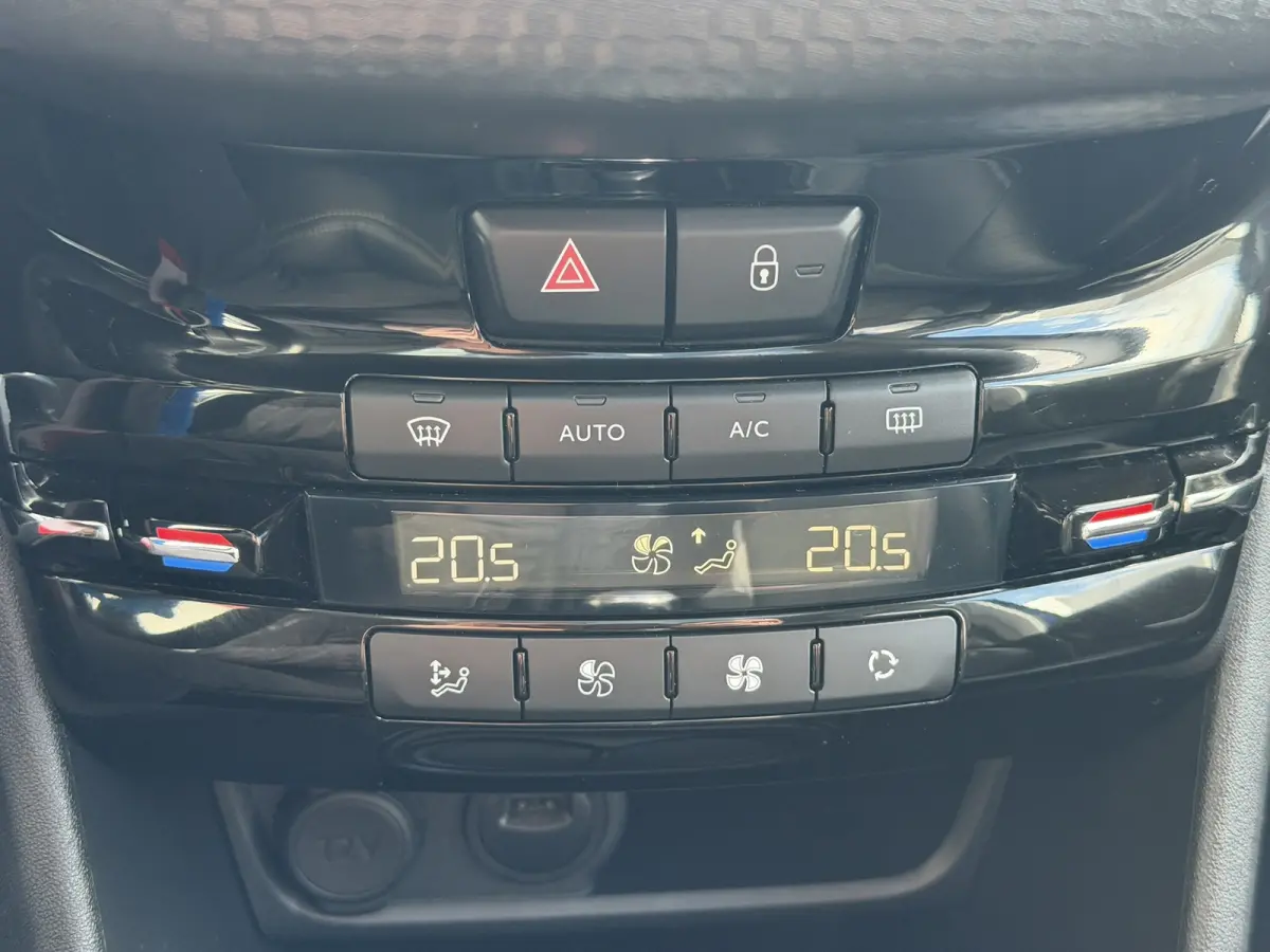 1.2 PureTech Camera Cruise Stoelverwarming Carplay Panorama Trekhaak Navigatie