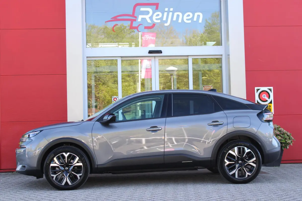 C4 1.2 HYbrid 145PK MAX | HEAD UP DISPLAY | CAMERA VOOR + ACHTER | NAVIGATIE | DRAADLOZE TELEFOONLADER | FULL LED KOPLAMPEN | DRAADLOZE APPLE CARPLAY/ANDROID AUTO | 18" LICHTMETALEN VELGEN |