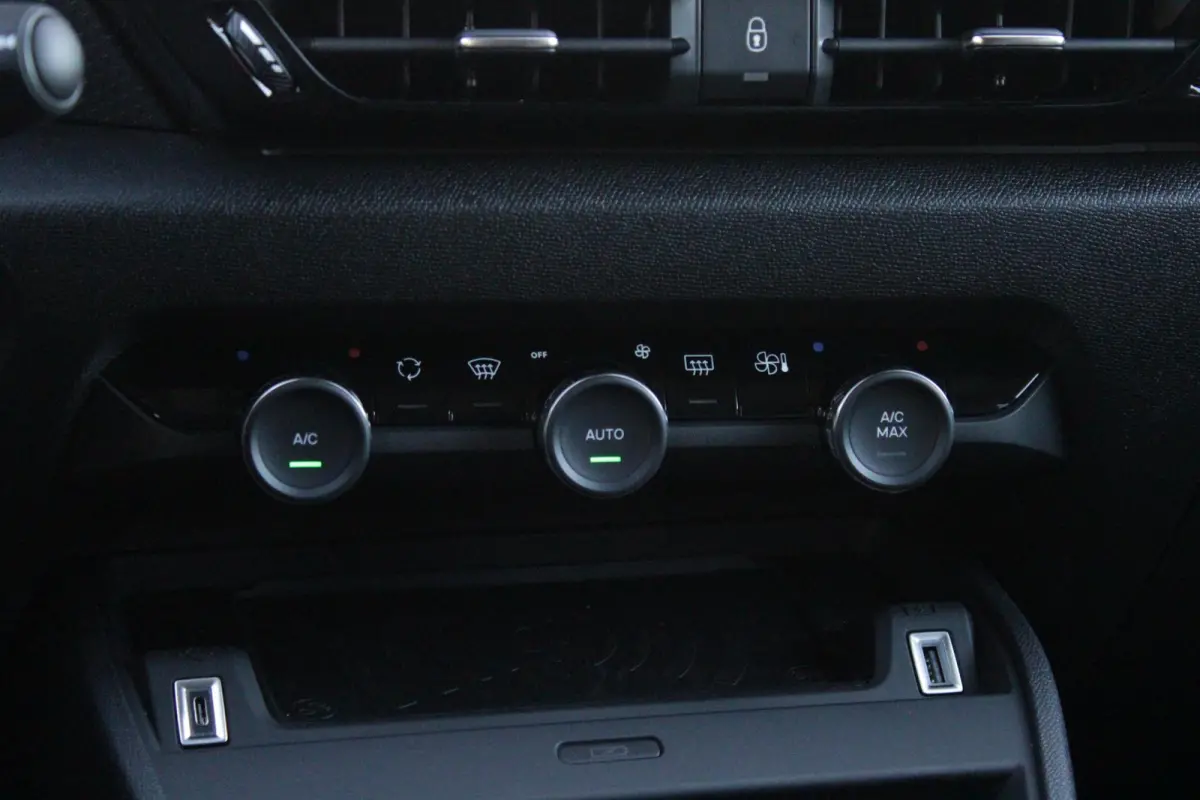 C4 1.2 HYbrid 145PK MAX | HEAD UP DISPLAY | CAMERA VOOR + ACHTER | NAVIGATIE | DRAADLOZE TELEFOONLADER | FULL LED KOPLAMPEN | DRAADLOZE APPLE CARPLAY/ANDROID AUTO | 18" LICHTMETALEN VELGEN |