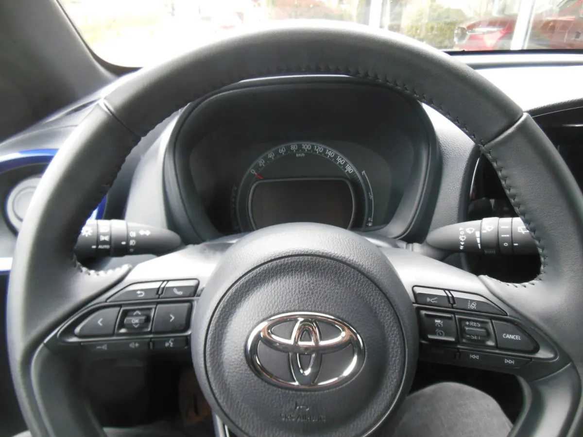 1.0 VVT-i MT Envy 2025 carplay android
