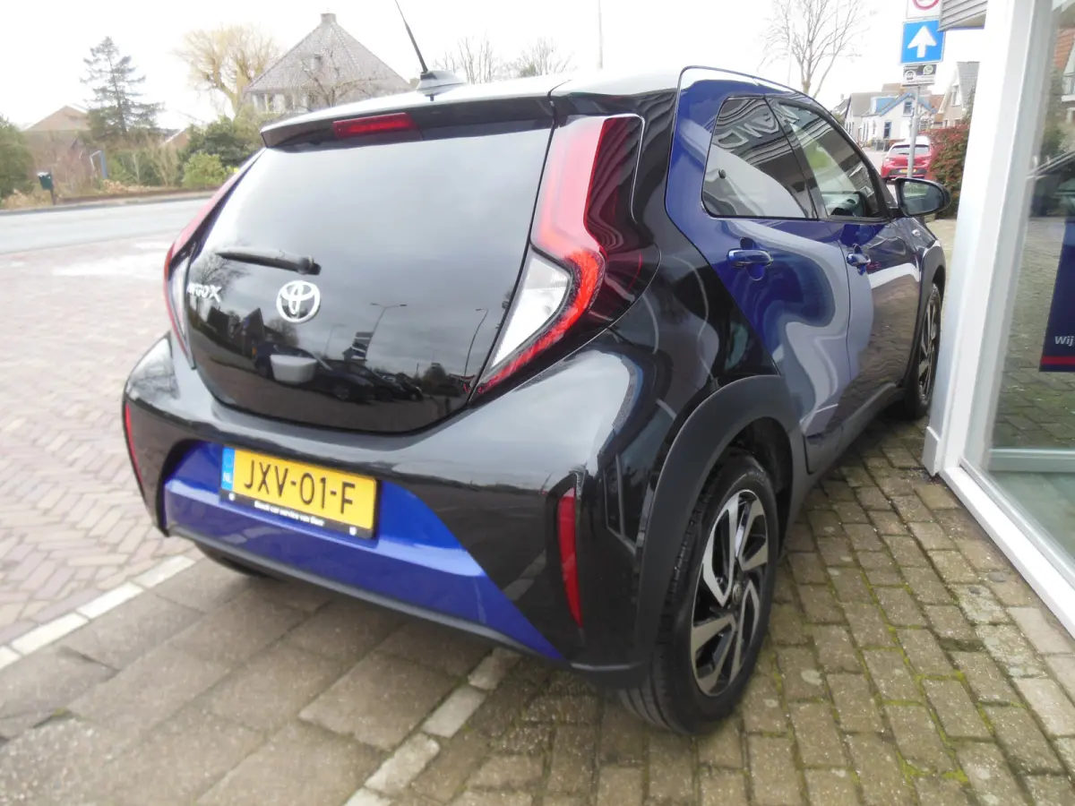 1.0 VVT-i MT Envy 2025 carplay android