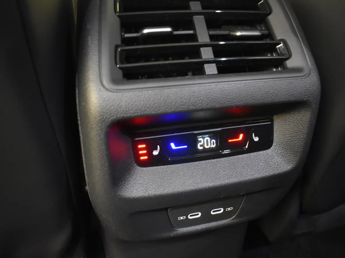 1.5 eHybrid R-Line Edition | Black Edition | Panoramadak | Trekhaak l Leder l Harman & Kardon l Massage l Ventilatie en verwarmde stoelen l Memory l Pano Dak l