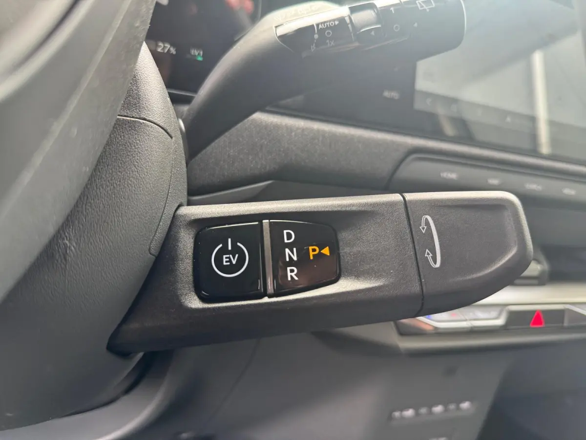 Plus 42.2 kWh 3.000,- Inruilkorting | Privacy Glass | 18" lichtmetalen velgen | Warmtewerend glas rondom | Draadloze oplader voor smartphone