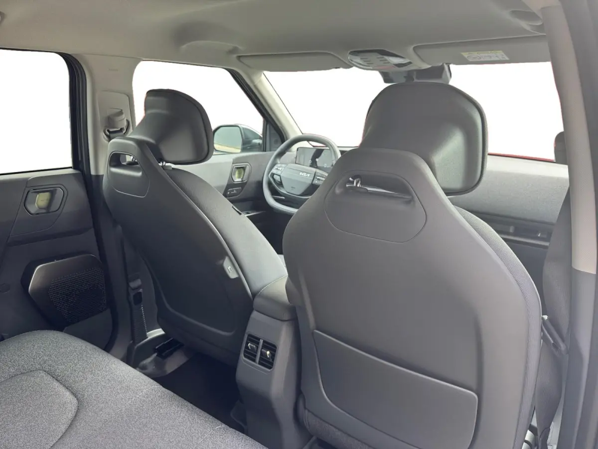 Plus 42.2 kWh 3.000,- Inruilkorting | Privacy Glass | 18" lichtmetalen velgen | Warmtewerend glas rondom | Draadloze oplader voor smartphone