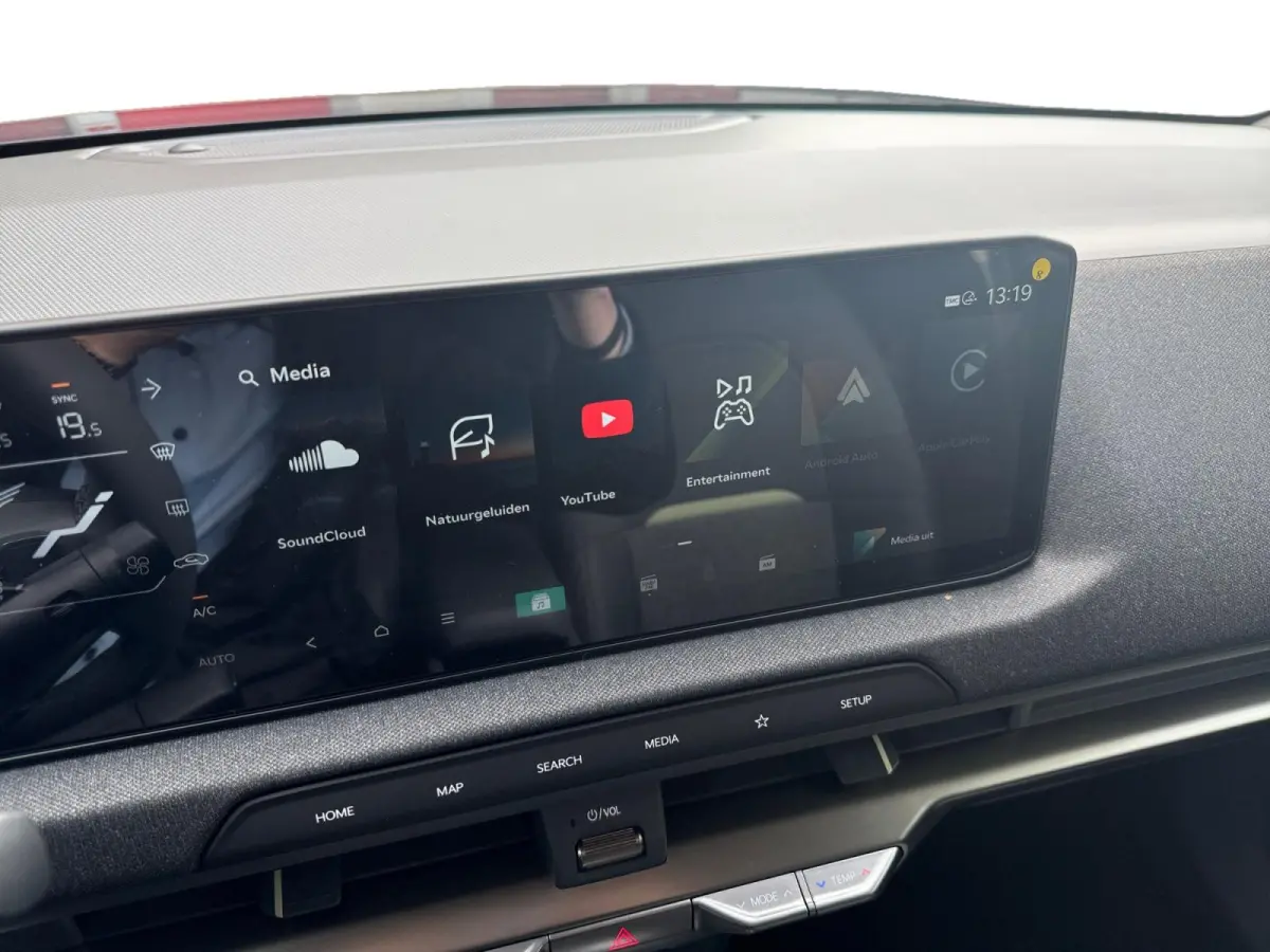 Plus 42.2 kWh 3.000,- Inruilkorting | Privacy Glass | 18" lichtmetalen velgen | Warmtewerend glas rondom | Draadloze oplader voor smartphone
