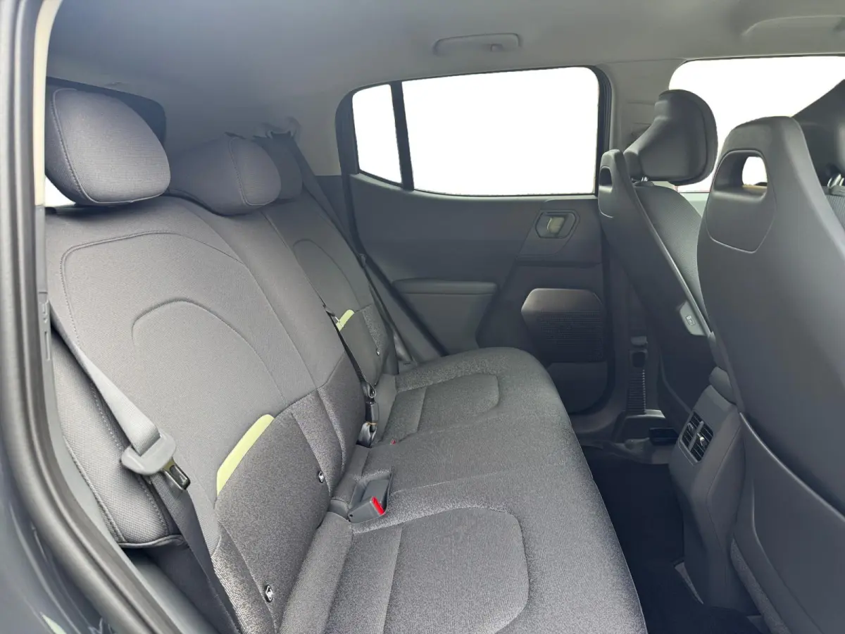 Plus 42.2 kWh 3.000,- Inruilkorting | Privacy Glass | 18" lichtmetalen velgen | Warmtewerend glas rondom | Draadloze oplader voor smartphone
