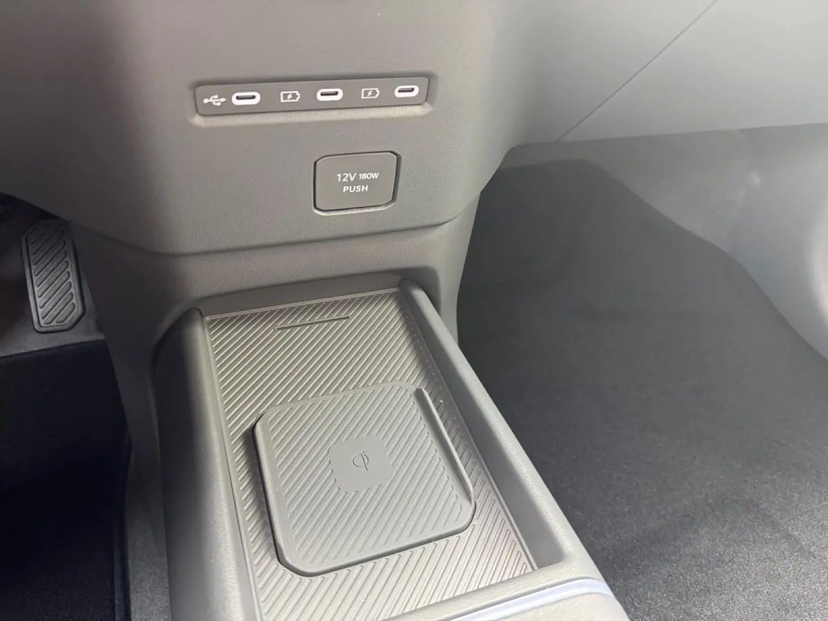Plus 42.2 kWh 3.000,- Inruilkorting | Privacy Glass | 18" lichtmetalen velgen | Warmtewerend glas rondom | Draadloze oplader voor smartphone
