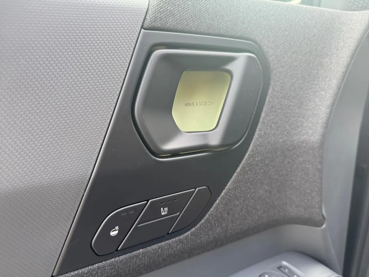 Plus 42.2 kWh 3.000,- Inruilkorting | Privacy Glass | 18" lichtmetalen velgen | Warmtewerend glas rondom | Draadloze oplader voor smartphone