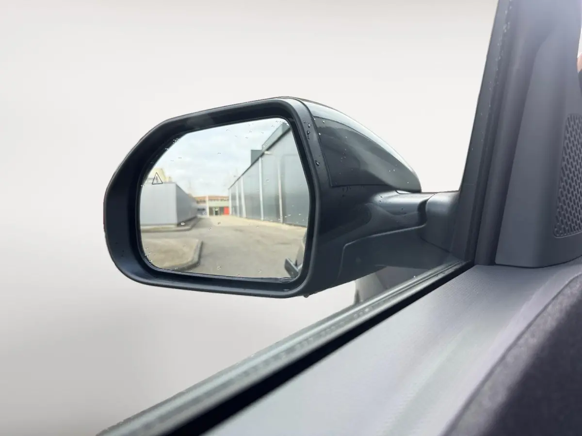 Plus 42.2 kWh 3.000,- Inruilkorting | Privacy Glass | 18" lichtmetalen velgen | Warmtewerend glas rondom | Draadloze oplader voor smartphone