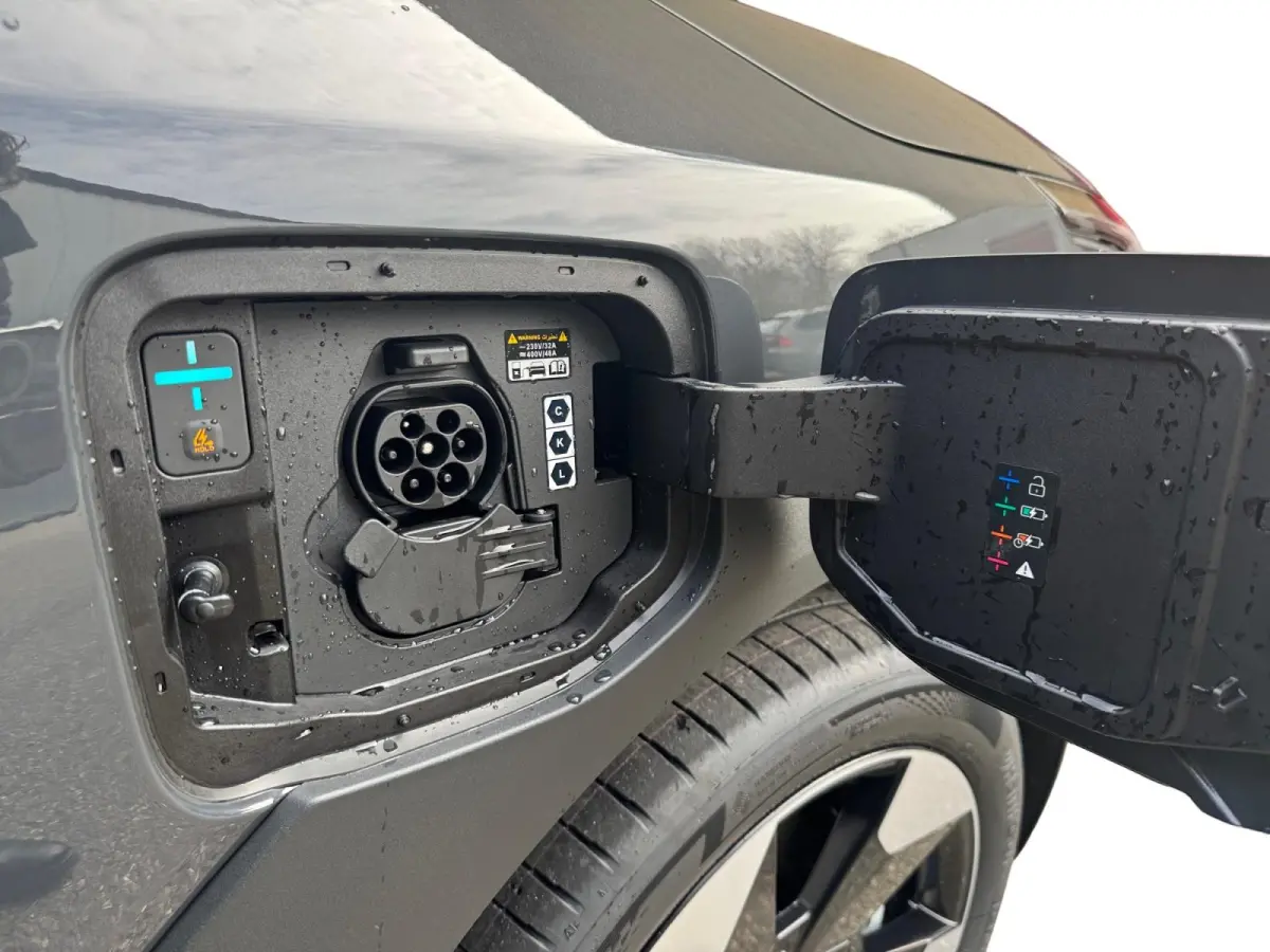 Plus 42.2 kWh 3.000,- Inruilkorting | Privacy Glass | 18" lichtmetalen velgen | Warmtewerend glas rondom | Draadloze oplader voor smartphone