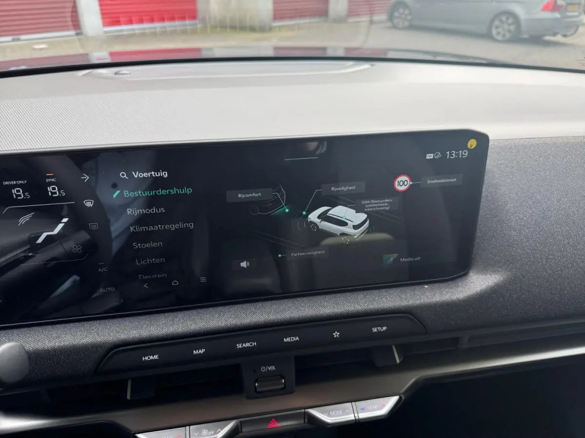 Plus 42.2 kWh 3.000,- Inruilkorting | Privacy Glass | 18" lichtmetalen velgen | Warmtewerend glas rondom | Draadloze oplader voor smartphone