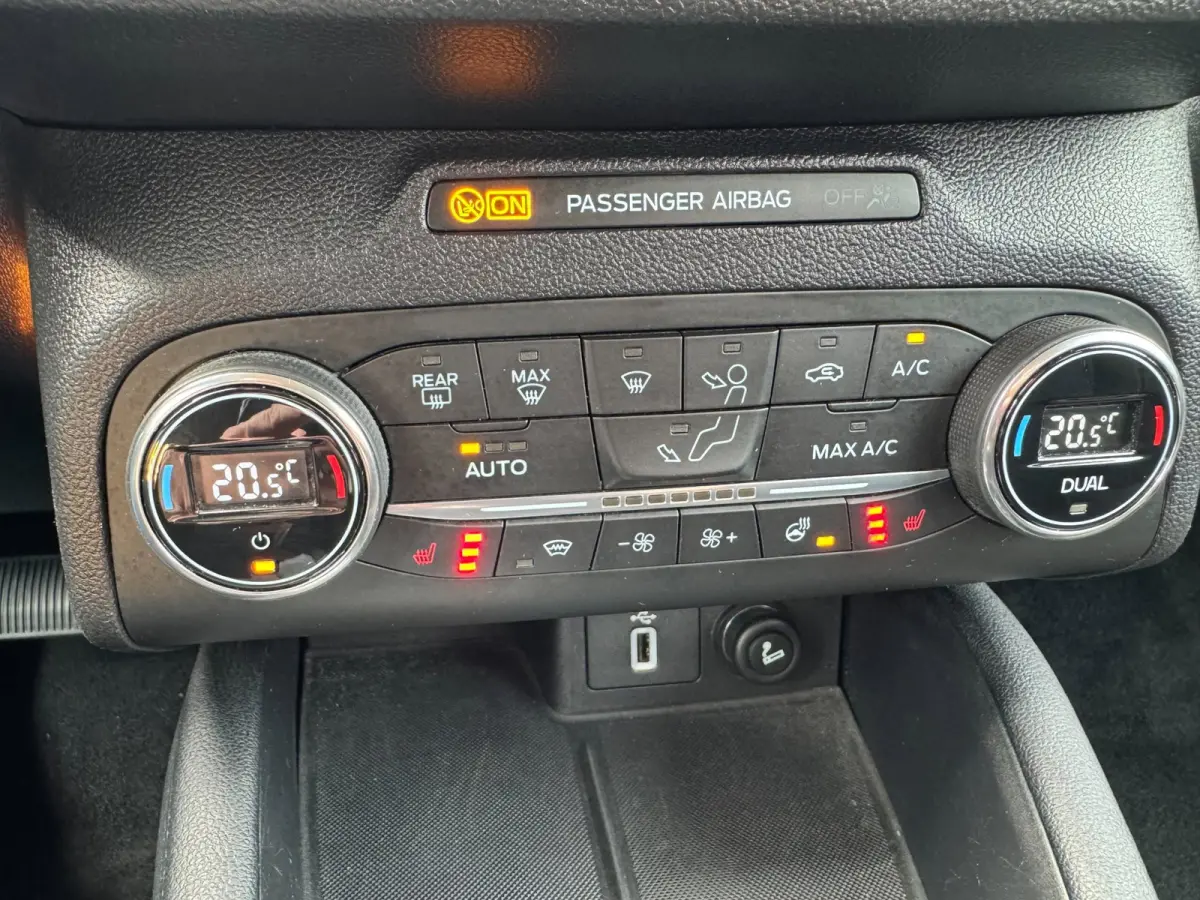 1.0 EcoBoost Titanium Business **CARPLAY + WINTER PACK + CAMERA****