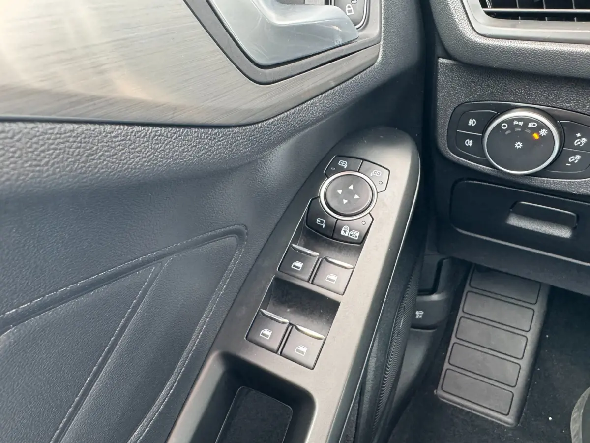 1.0 EcoBoost Titanium Business **CARPLAY + WINTER PACK + CAMERA****