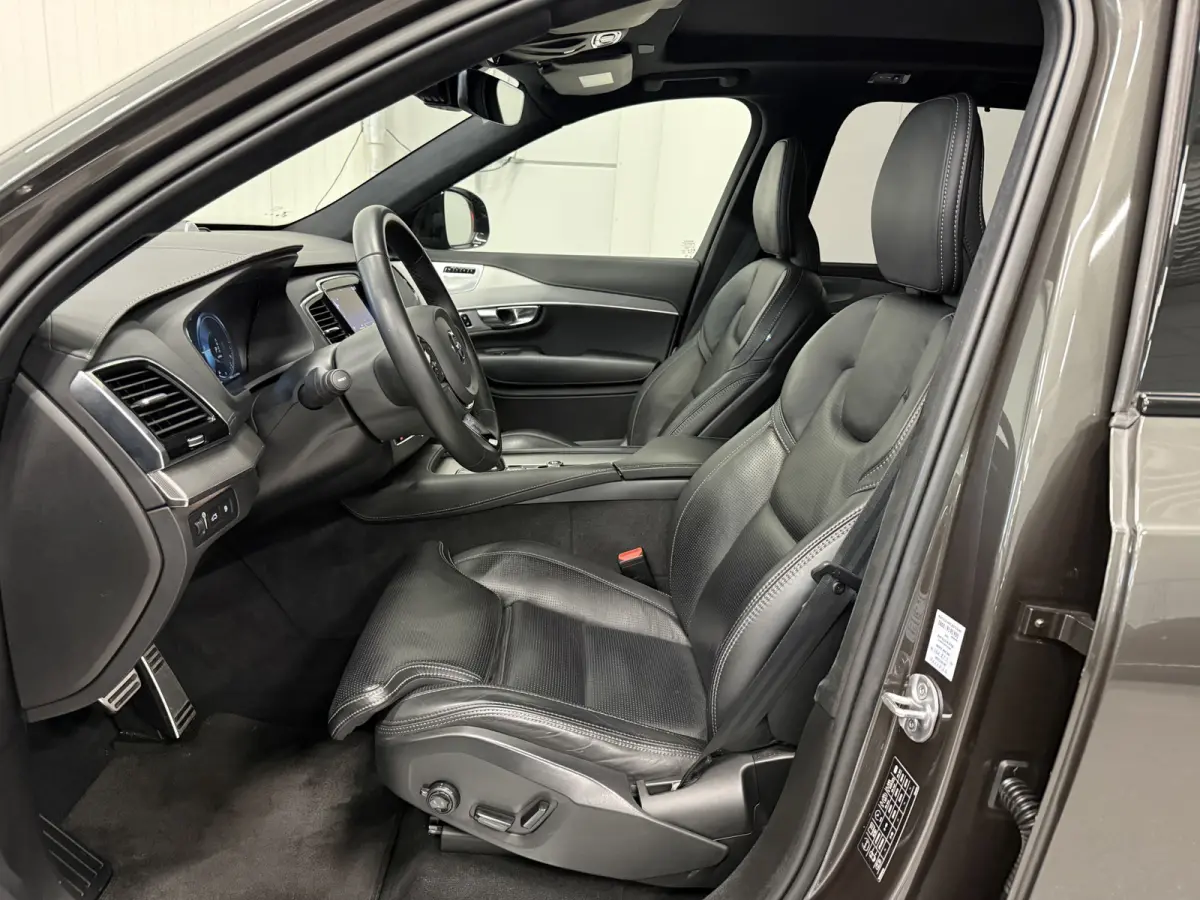 T8 Recharge AWD R-Design PANO/LUCHTVERING/B&W/SOH 100%/TREKHAAK/22"BLACK/HEAD-UP/MASSAGE+VENTILATIE/NAPPA-LEER/360CAMERA/PINE-GREY/ACC/PILOT-ASSIST/DONKERE-ALCANTARA HEMEL/VOLLEDIG VOLVO DEA