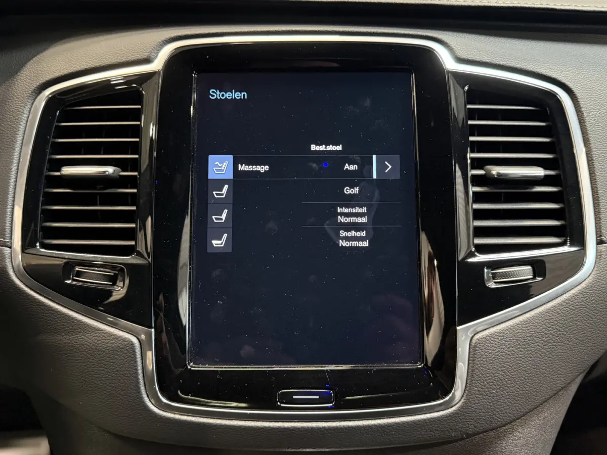 T8 Recharge AWD R-Design PANO/LUCHTVERING/B&W/SOH 100%/TREKHAAK/22"BLACK/HEAD-UP/MASSAGE+VENTILATIE/NAPPA-LEER/360CAMERA/PINE-GREY/ACC/PILOT-ASSIST/DONKERE-ALCANTARA HEMEL/VOLLEDIG VOLVO DEA