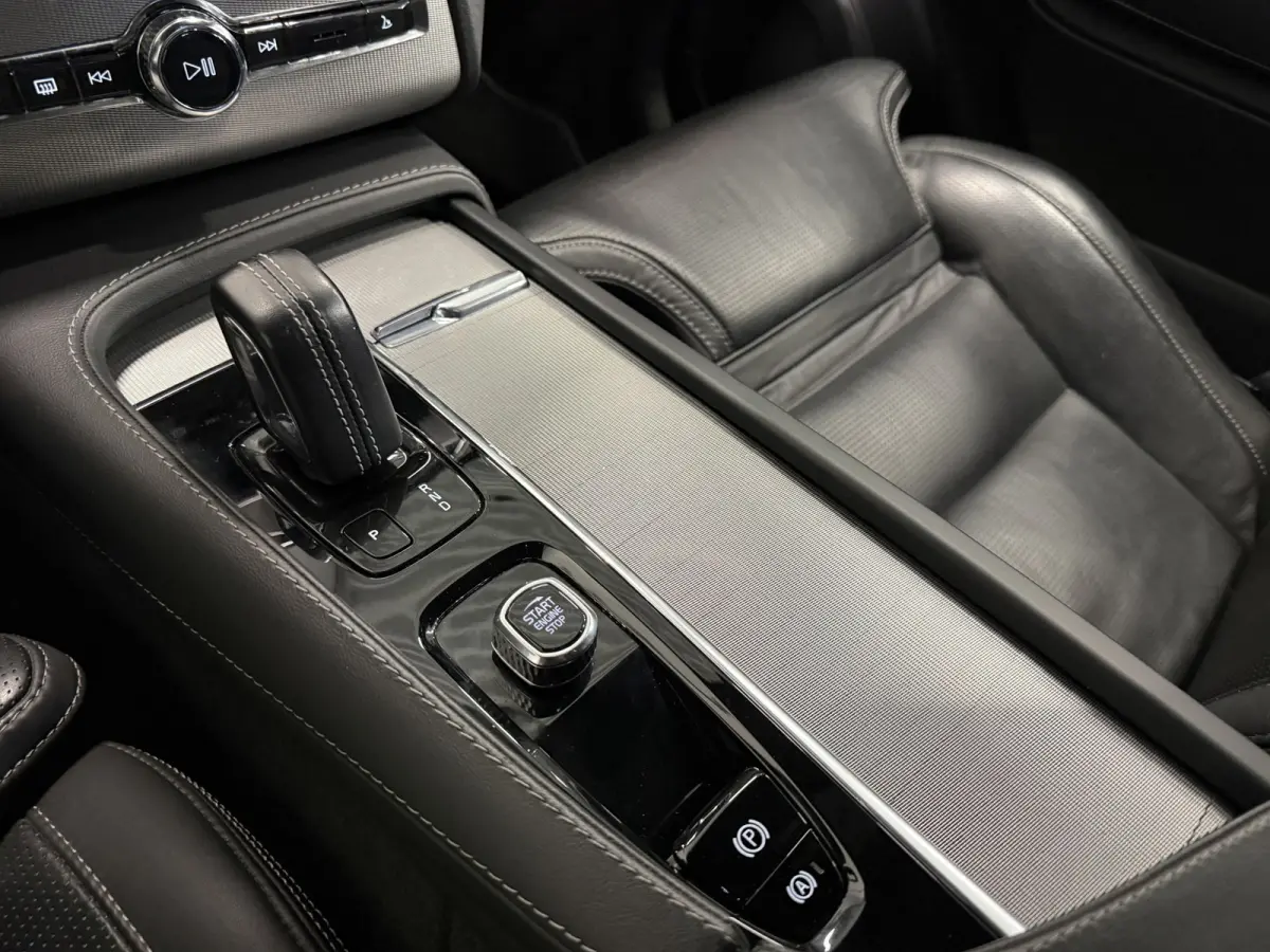 T8 Recharge AWD R-Design PANO/LUCHTVERING/B&W/SOH 100%/TREKHAAK/22"BLACK/HEAD-UP/MASSAGE+VENTILATIE/NAPPA-LEER/360CAMERA/PINE-GREY/ACC/PILOT-ASSIST/DONKERE-ALCANTARA HEMEL/VOLLEDIG VOLVO DEA