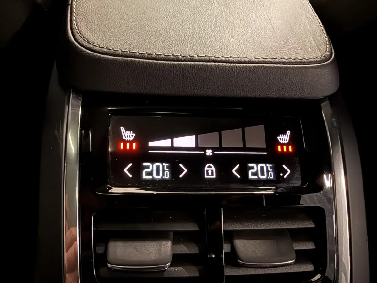 T8 Recharge AWD R-Design PANO/LUCHTVERING/B&W/SOH 100%/TREKHAAK/22"BLACK/HEAD-UP/MASSAGE+VENTILATIE/NAPPA-LEER/360CAMERA/PINE-GREY/ACC/PILOT-ASSIST/DONKERE-ALCANTARA HEMEL/VOLLEDIG VOLVO DEA