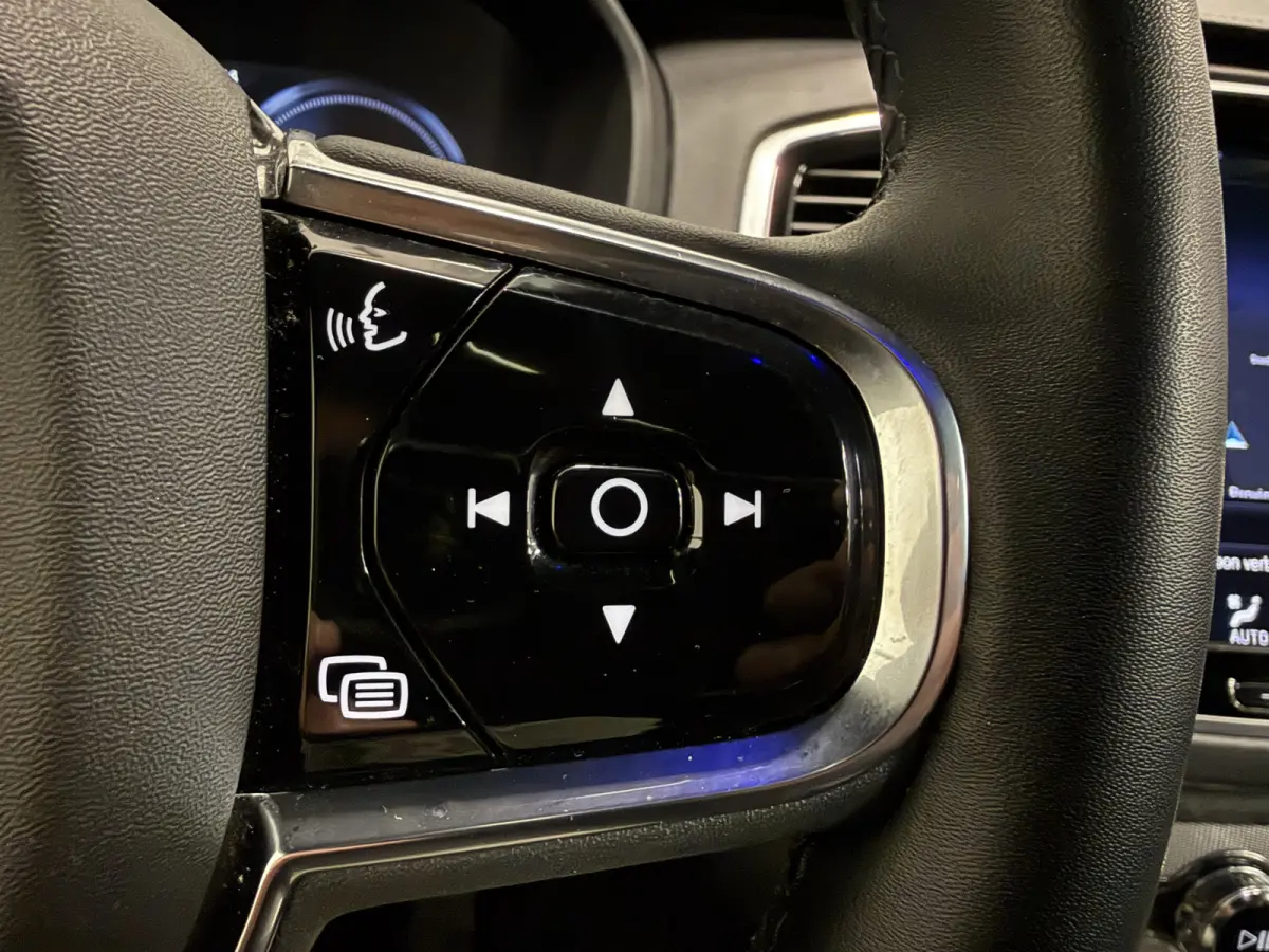 T8 Recharge AWD R-Design PANO/LUCHTVERING/B&W/SOH 100%/TREKHAAK/22"BLACK/HEAD-UP/MASSAGE+VENTILATIE/NAPPA-LEER/360CAMERA/PINE-GREY/ACC/PILOT-ASSIST/DONKERE-ALCANTARA HEMEL/VOLLEDIG VOLVO DEA