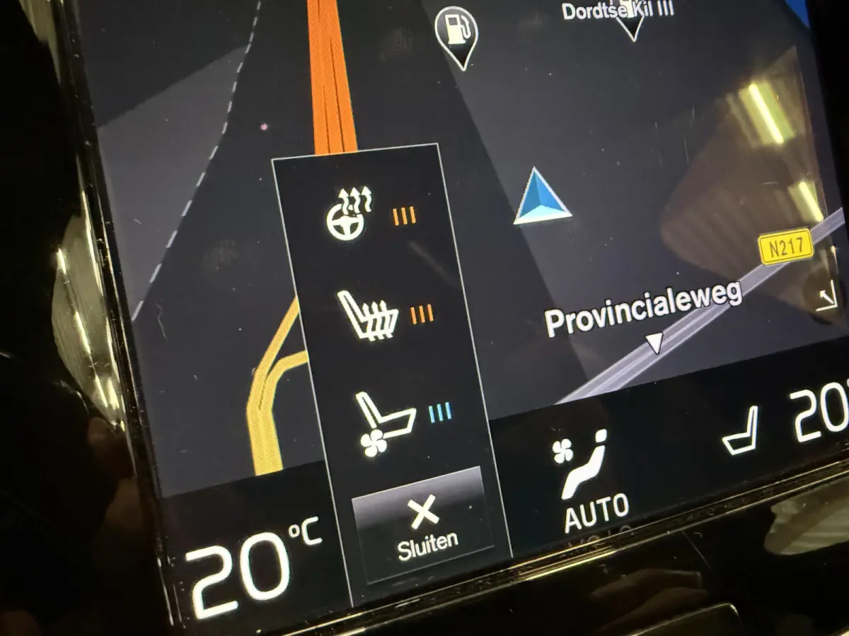 T8 Recharge AWD R-Design PANO/LUCHTVERING/B&W/SOH 100%/TREKHAAK/22"BLACK/HEAD-UP/MASSAGE+VENTILATIE/NAPPA-LEER/360CAMERA/PINE-GREY/ACC/PILOT-ASSIST/DONKERE-ALCANTARA HEMEL/VOLLEDIG VOLVO DEA