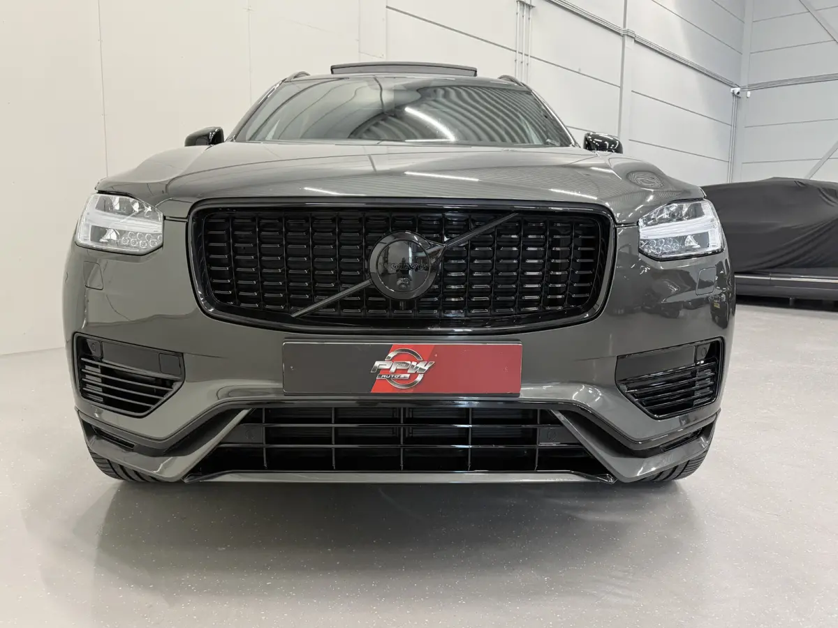 T8 Recharge AWD R-Design PANO/LUCHTVERING/B&W/SOH 100%/TREKHAAK/22"BLACK/HEAD-UP/MASSAGE+VENTILATIE/NAPPA-LEER/360CAMERA/PINE-GREY/ACC/PILOT-ASSIST/DONKERE-ALCANTARA HEMEL/VOLLEDIG VOLVO DEA