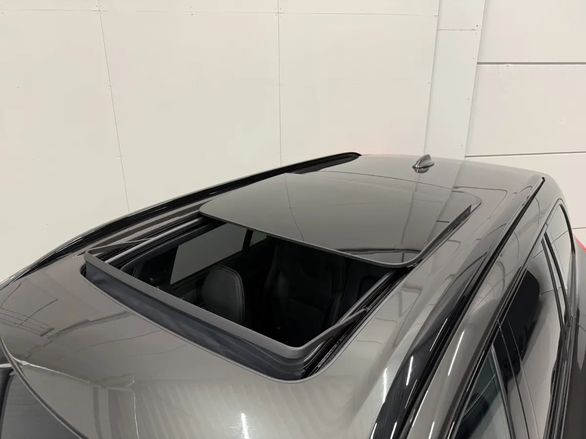 T8 Recharge AWD R-Design PANO/LUCHTVERING/B&W/SOH 100%/TREKHAAK/22"BLACK/HEAD-UP/MASSAGE+VENTILATIE/NAPPA-LEER/360CAMERA/PINE-GREY/ACC/PILOT-ASSIST/DONKERE-ALCANTARA HEMEL/VOLLEDIG VOLVO DEA