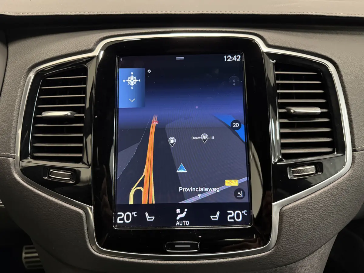 T8 Recharge AWD R-Design PANO/LUCHTVERING/B&W/SOH 100%/TREKHAAK/22"BLACK/HEAD-UP/MASSAGE+VENTILATIE/NAPPA-LEER/360CAMERA/PINE-GREY/ACC/PILOT-ASSIST/DONKERE-ALCANTARA HEMEL/VOLLEDIG VOLVO DEA